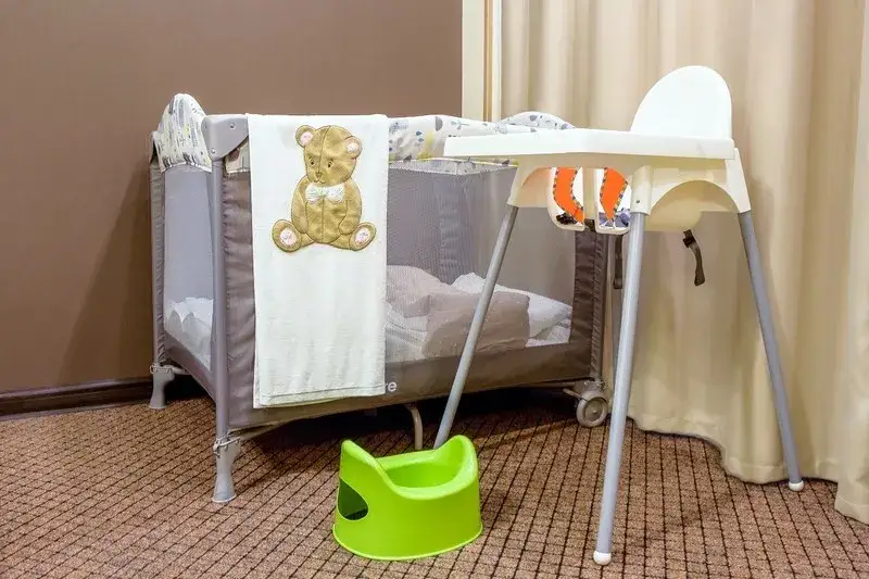 Pokój hotelowy z łóżeczkiem turystycznym i udogodnieniami dla dziecka