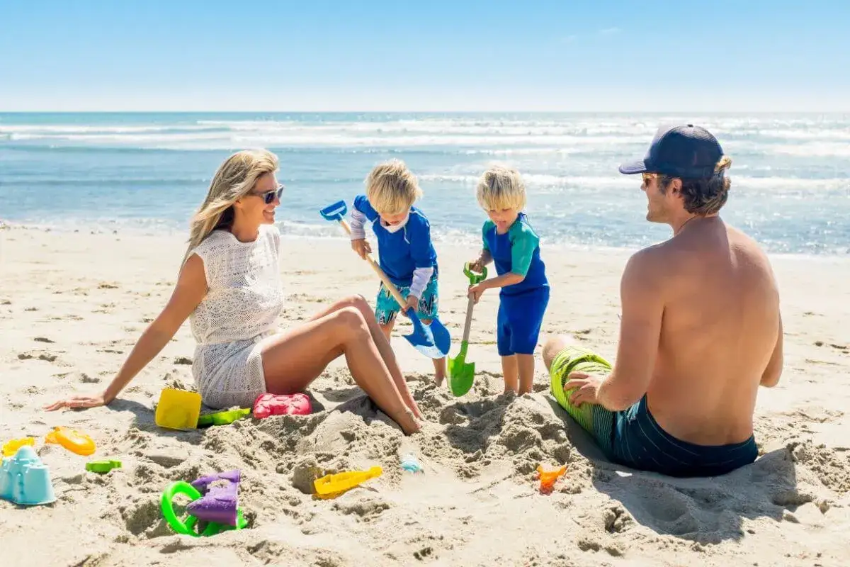 Rodzina na plaży z dziećmi Polska